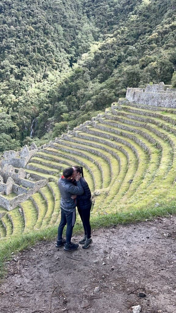 Hélène and Graham kissing after the proposal